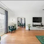 Beverly Hills Stylish & Central 1 Bedroom Apt + Parking